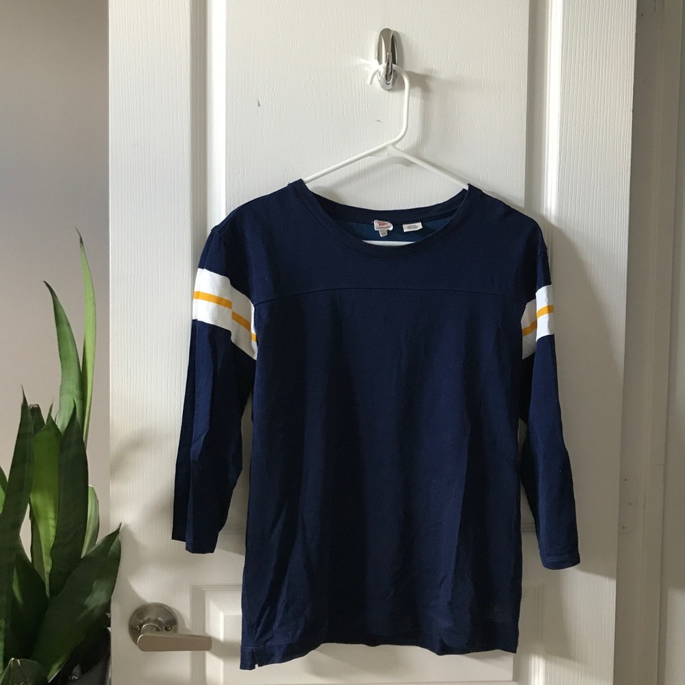 Levis 3/4 Sleeve Baseball Tee in size XS.